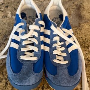 Blue and White Athletic Sneakers
SL 72. Unisex sneakers. Men's 6 women 7.5